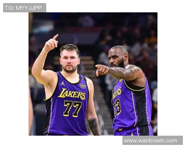 老詹再度引发争议球迷热议其吸引眼球的手段与库里三度胜利的背后原因