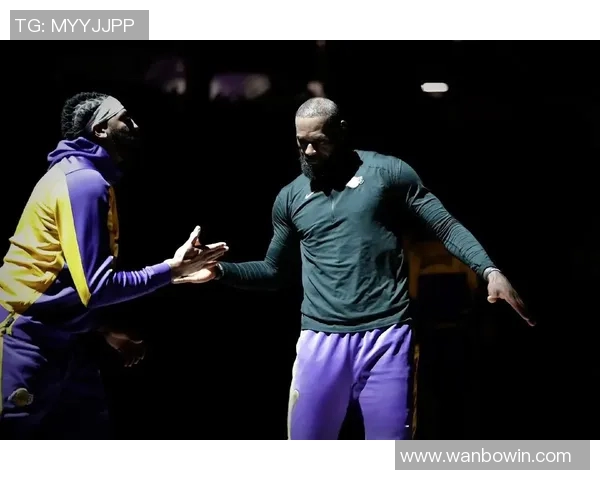 老詹与浓眉赛后同游游戏博主晒合影称赞詹姆斯为篮球之神