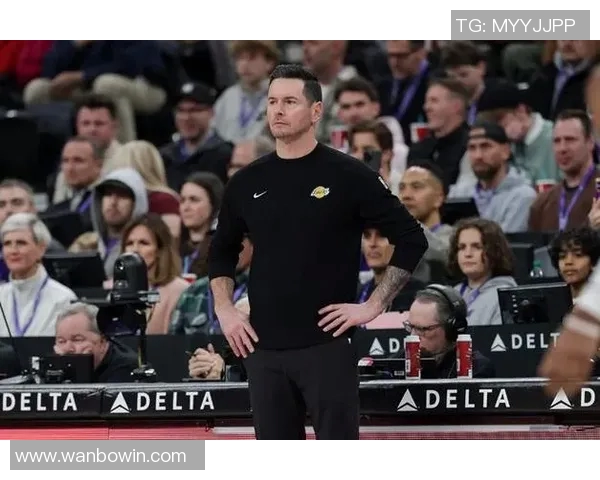 雷迪克称斯玛特为防守核心指挥能力与詹姆斯并驾齐驱 雷迪克称斯玛特为防守核心指挥能力与詹姆斯并驾齐驱